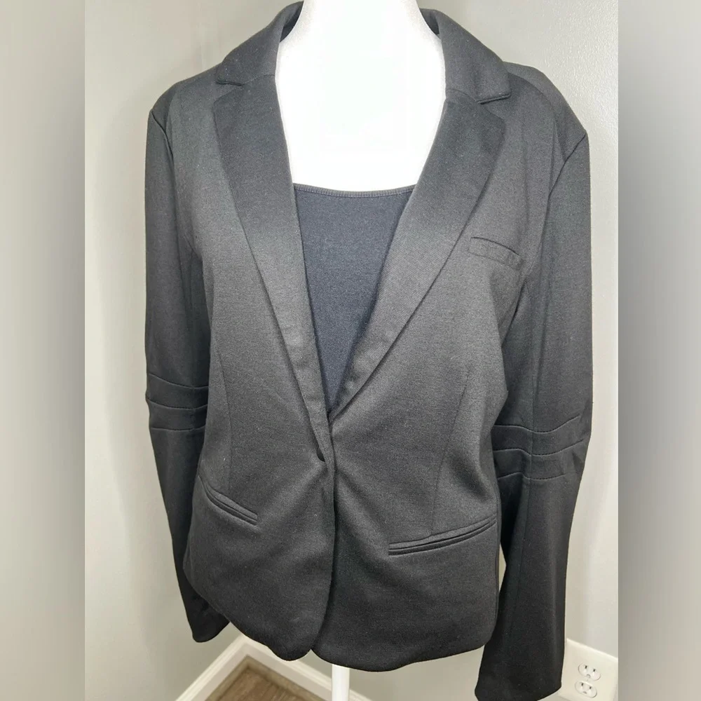 Mark Black Blazer with Stripe Lining Size Large - Sophisticated and Modern - Picture 3 of 13
